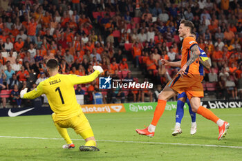 2024-09-07 - Wout Weghorst of Netherlands shoots to score during the UEFA Nations League match between Netherlands and Bosnia & Herzegovina at Philips Stadion on September 7, 2024 in Eindhoven, Netherlands - FOOTBALL - NATIONS LEAGUE - NETHERLANDS V BOSNIA - UEFA NATIONS LEAGUE - SOCCER