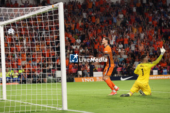 2024-09-07 - Wout Weghorst of Netherlands shoots to score during the UEFA Nations League match between Netherlands and Bosnia & Herzegovina at Philips Stadion on September 7, 2024 in Eindhoven, Netherlands - FOOTBALL - NATIONS LEAGUE - NETHERLANDS V BOSNIA - UEFA NATIONS LEAGUE - SOCCER