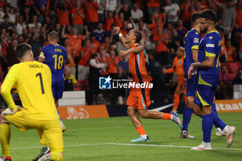 2024-09-07 - Xavi Simons of Netherlands shoots to score during the UEFA Nations League match between Netherlands and Bosnia & Herzegovina at Philips Stadion on September 7, 2024 in Eindhoven, Netherlands - FOOTBALL - NATIONS LEAGUE - NETHERLANDS V BOSNIA - UEFA NATIONS LEAGUE - SOCCER