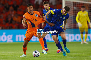 2024-09-07 - Tijjani Reijnders of Netherlands battles for the ball with Benjamin Tahirovic of Bosnia and Herzegovina during the UEFA Nations League match between Netherlands and Bosnia & Herzegovina at Philips Stadion on September 7, 2024 in Eindhoven, Netherlands - FOOTBALL - NATIONS LEAGUE - NETHERLANDS V BOSNIA - UEFA NATIONS LEAGUE - SOCCER