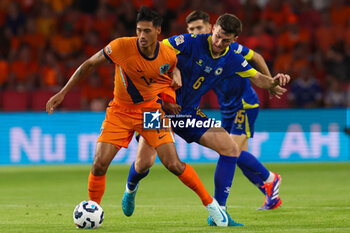 2024-09-07 - Tijjani Reijnders of Netherlands battles for the ball with Benjamin Tahirovic of Bosnia and Herzegovina during the UEFA Nations League match between Netherlands and Bosnia & Herzegovina at Philips Stadion on September 7, 2024 in Eindhoven, Netherlands - FOOTBALL - NATIONS LEAGUE - NETHERLANDS V BOSNIA - UEFA NATIONS LEAGUE - SOCCER