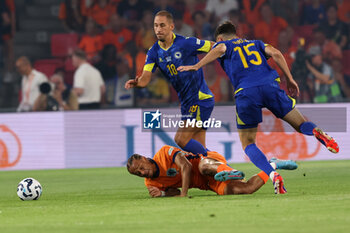 2024-09-07 - Xavi Simons of Netherlands battles for the ball with Nikola Katic of Bosnia and Herzegovina during the UEFA Nations League match between Netherlands and Bosnia & Herzegovina at Philips Stadion on September 7, 2024 in Eindhoven, Netherlands - FOOTBALL - NATIONS LEAGUE - NETHERLANDS V BOSNIA - UEFA NATIONS LEAGUE - SOCCER