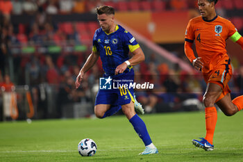 2024-09-07 - Ermedin Demirovic of Bosnia and Herzegovina shoots to score Virgil van Dijk of Netherlands during the UEFA Nations League match between Netherlands and Bosnia & Herzegovina at Philips Stadion on September 7, 2024 in Eindhoven, Netherlands - FOOTBALL - NATIONS LEAGUE - NETHERLANDS V BOSNIA - UEFA NATIONS LEAGUE - SOCCER