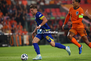 2024-09-07 - Ermedin Demirovic of Bosnia and Herzegovina shoots to score Virgil van Dijk of Netherlands during the UEFA Nations League match between Netherlands and Bosnia & Herzegovina at Philips Stadion on September 7, 2024 in Eindhoven, Netherlands - FOOTBALL - NATIONS LEAGUE - NETHERLANDS V BOSNIA - UEFA NATIONS LEAGUE - SOCCER