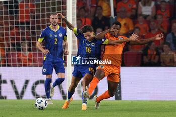 2024-09-07 - Denzel Dumfries of Netherlands battles for the ball with Denis Huseinbasic of Bosnia and Herzegovina during the UEFA Nations League match between Netherlands and Bosnia & Herzegovina at Philips Stadion on September 7, 2024 in Eindhoven, Netherlands - FOOTBALL - NATIONS LEAGUE - NETHERLANDS V BOSNIA - UEFA NATIONS LEAGUE - SOCCER