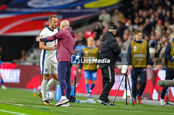 2024-09-10 - Harry Kane (9) of England with Lee Carsley Interim Manager of England as he is substituted during the UEFA Nations League match between England and Finland at Wembley Stadium, London, England on 10 September 2024. Photo Nigel Keene/ProSportsImages / DPPI - FOOTBALL - NATIONS LEAGUE - ENGLAND V FINLAND - UEFA NATIONS LEAGUE - SOCCER