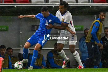 2024-10-10 - Jules Kounde (France) in action against Dolev Haziza (Israel) during the UEFA Nations League match between Israel vs. France on 10th October 2024 at the Bozsik Arena stadium in Budapest, Hungary - ISRAEL VS FRANCE - UEFA NATIONS LEAGUE - SOCCER