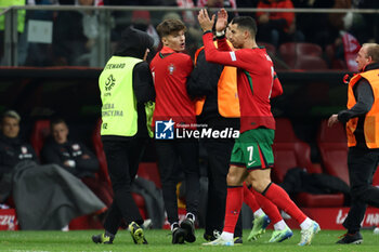 2024-10-12 - Cristiano Ronaldo of Portugal with fan during the UEFA Nations League, League A, Group A1 football match between Poland and Portugal on 12 October 2024 at PGE Narodowy in Warsaw, Poland - FOOTBALL - UEFA NATIONS LEAGUE - POLAND V PORTUGAL - UEFA NATIONS LEAGUE - SOCCER