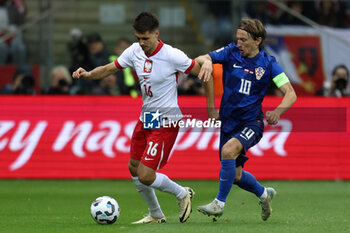 2024-10-15 - Bartosz Kapustka of Poland and Luka Modric of Croatia during the UEFA Nations League, League A, Group A1 football match between Poland and Croatia on 15 October 2024 at PGE Narodowy stadium in Warsaw, Poland - FOOTBALL - UEFA NATIONS LEAGUE - POLAND V CROATIA - UEFA NATIONS LEAGUE - SOCCER