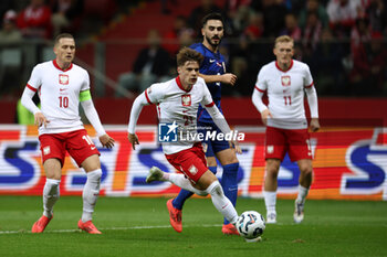 2024-10-15 - Nicola Zalewski of Poland and Josip Sutalo of Croatia during the UEFA Nations League, League A, Group A1 football match between Poland and Croatia on 15 October 2024 at PGE Narodowy stadium in Warsaw, Poland - FOOTBALL - UEFA NATIONS LEAGUE - POLAND V CROATIA - UEFA NATIONS LEAGUE - SOCCER