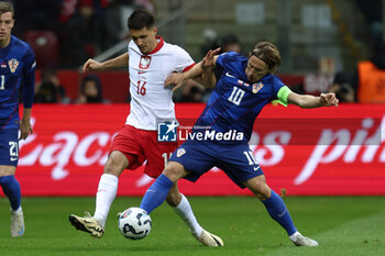 2024-10-15 - Bartosz Kapustka of Poland and Luka Modric of Croatia during the UEFA Nations League, League A, Group A1 football match between Poland and Croatia on 15 October 2024 at PGE Narodowy stadium in Warsaw, Poland - FOOTBALL - UEFA NATIONS LEAGUE - POLAND V CROATIA - UEFA NATIONS LEAGUE - SOCCER