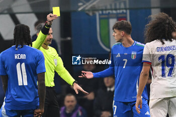 17/11/2024 - Referee Slavko Vincic, shows yellow card to Daniel Maldini of Italy during the Group A2 - UEFA NATIONS LEAGUE 2024 match between Italy and France on 17 of November 2024 at Giuseppe Meazza San Siro Siro stadium in Milan, Italy. - ITALY VS FRANCE - UEFA NATIONS LEAGUE - CALCIO