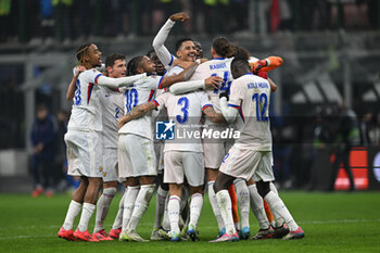 17/11/2024 - France players celebrate victory during the Group A2 - UEFA NATIONS LEAGUE 2024 match between Italy and France on 17 of November 2024 at Giuseppe Meazza San Siro Siro stadium in Milan, Italy. - ITALY VS FRANCE - UEFA NATIONS LEAGUE - CALCIO