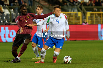 14/11/2024 - Mateo Retegui of Italy in action against Amadou Onana of Belgium - BELGIUM VS ITALY - UEFA NATIONS LEAGUE - CALCIO