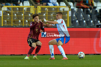 14/11/2024 - Maxim De Cuyper of Belgium in action against Alessandro Buongiorno of Italy - BELGIUM VS ITALY - UEFA NATIONS LEAGUE - CALCIO