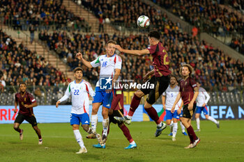 14/11/2024 - Ameen Al-Dakhil of Belgium in action against Davide Frattesi of Italy - BELGIUM VS ITALY - UEFA NATIONS LEAGUE - CALCIO