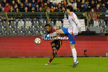 14/11/2024 - Lois Openda of Belgium in action against Alessandro Bastoni of Italy - BELGIUM VS ITALY - UEFA NATIONS LEAGUE - CALCIO