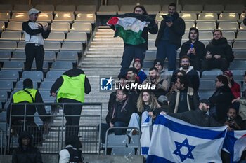 14/11/2024 - A supporter with a flag of Palestine and another supporter with the flag of Israel during the UEFA Nations League, League A, Group A2 football match between France and Israel on 14 November 2024 at Stade de France in Saint-Denis near Paris, France - FOOTBALL - UEFA NATIONS LEAGUE - FRANCE V ISRAEL - UEFA NATIONS LEAGUE - CALCIO