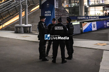 14/11/2024 - Police officers chat outside the stadium during the UEFA Nations League, League A, Group A2 football match between France and Israel on 14 November 2024 at Stade de France in Saint-Denis near Paris, France - FOOTBALL - UEFA NATIONS LEAGUE - FRANCE V ISRAEL - UEFA NATIONS LEAGUE - CALCIO