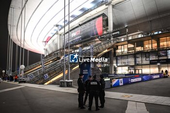 14/11/2024 - Police officers chat outside the stadium during the UEFA Nations League, League A, Group A2 football match between France and Israel on 14 November 2024 at Stade de France in Saint-Denis near Paris, France - FOOTBALL - UEFA NATIONS LEAGUE - FRANCE V ISRAEL - UEFA NATIONS LEAGUE - CALCIO