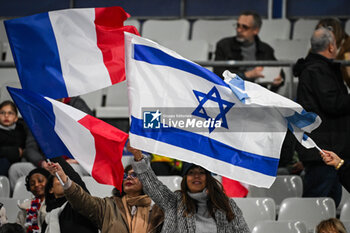 14/11/2024 - Supporters with flags of Israel and France during the UEFA Nations League, League A, Group A2 football match between France and Israel on 14 November 2024 at Stade de France in Saint-Denis near Paris, France - FOOTBALL - UEFA NATIONS LEAGUE - FRANCE V ISRAEL - UEFA NATIONS LEAGUE - CALCIO