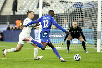 14/11/2024 - Randal Kolo Muani of France, left Shon Goldberg of Israel during the UEFA Nations League, League A, Group A2 football match between France and Israel on 14 November 2024 at Stade de France in Saint-Denis near Paris, France - FOOTBALL - UEFA NATIONS LEAGUE - FRANCE V ISRAEL - UEFA NATIONS LEAGUE - CALCIO