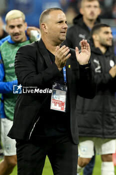 14/11/2024 - Coach of Israel Ran Ben Simon salutes the supporters following the UEFA Nations League, League A, Group A2 football match between France and Israel on 14 November 2024 at Stade de France in Saint-Denis near Paris, France - FOOTBALL - UEFA NATIONS LEAGUE - FRANCE V ISRAEL - UEFA NATIONS LEAGUE - CALCIO