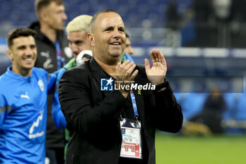 14/11/2024 - Coach of Israel Ran Ben Simon salutes the supporters following the UEFA Nations League, League A, Group A2 football match between France and Israel on 14 November 2024 at Stade de France in Saint-Denis near Paris, France - FOOTBALL - UEFA NATIONS LEAGUE - FRANCE V ISRAEL - UEFA NATIONS LEAGUE - CALCIO