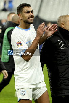 14/11/2024 - Raz Shlomo of Israel salutes the supporters following the UEFA Nations League, League A, Group A2 football match between France and Israel on 14 November 2024 at Stade de France in Saint-Denis near Paris, France - FOOTBALL - UEFA NATIONS LEAGUE - FRANCE V ISRAEL - UEFA NATIONS LEAGUE - CALCIO