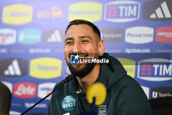 16/11/2024 - Gianluigi Donnarumma of Italy speaks to the media during an Italy Press Conference at BPER Training Centre at Appiano Gentile on November 16, 2024 in Como, Italy - ITALY TRAINING AND PRESS CONFERENCE - UEFA NATIONS LEAGUE - CALCIO