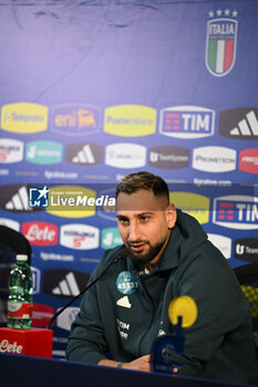 16/11/2024 - Gianluigi Donnarumma of Italy speaks to the media during an Italy Press Conference at BPER Training Centre at Appiano Gentile on November 16, 2024 in Como, Italy - ITALY TRAINING AND PRESS CONFERENCE - UEFA NATIONS LEAGUE - CALCIO