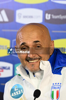 16/11/2024 - Head coach Luciano Spalletti of Italy speaks to the media during an Italy Press Conference at BPER Training Centre at Appiano Gentile on November 16, 2024 in Como, Italy - ITALY TRAINING AND PRESS CONFERENCE - UEFA NATIONS LEAGUE - CALCIO