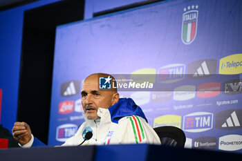 16/11/2024 - Head coach Luciano Spalletti of Italy speaks to the media during an Italy Press Conference at BPER Training Centre at Appiano Gentile on November 16, 2024 in Como, Italy - ITALY TRAINING AND PRESS CONFERENCE - UEFA NATIONS LEAGUE - CALCIO