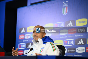 16/11/2024 - Head coach Luciano Spalletti of Italy speaks to the media during an Italy Press Conference at BPER Training Centre at Appiano Gentile on November 16, 2024 in Como, Italy - ITALY TRAINING AND PRESS CONFERENCE - UEFA NATIONS LEAGUE - CALCIO