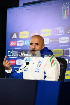 16/11/2024 - Head coach Luciano Spalletti of Italy speaks to the media during an Italy Press Conference at BPER Training Centre at Appiano Gentile on November 16, 2024 in Como, Italy - ITALY TRAINING AND PRESS CONFERENCE - UEFA NATIONS LEAGUE - CALCIO