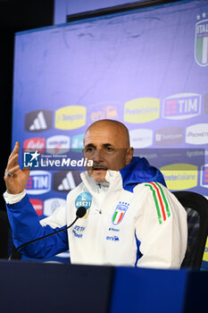 16/11/2024 - Head coach Luciano Spalletti of Italy speaks to the media during an Italy Press Conference at BPER Training Centre at Appiano Gentile on November 16, 2024 in Como, Italy - ITALY TRAINING AND PRESS CONFERENCE - UEFA NATIONS LEAGUE - CALCIO