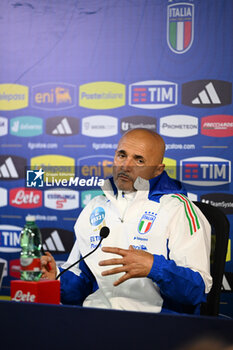 16/11/2024 - Head coach Luciano Spalletti of Italy speaks to the media during an Italy Press Conference at BPER Training Centre at Appiano Gentile on November 16, 2024 in Como, Italy - ITALY TRAINING AND PRESS CONFERENCE - UEFA NATIONS LEAGUE - CALCIO