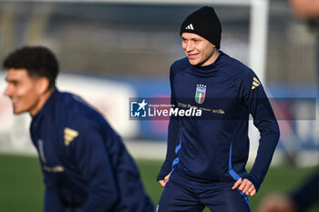 16/11/2024 - Nicolo Barella of Italy in action during a Italy training session at BPER Training Centre at Appiano Gentile on November 16, 2024 in Como, Italy - ITALY TRAINING AND PRESS CONFERENCE - UEFA NATIONS LEAGUE - CALCIO