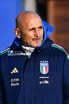 16/11/2024 - Head coach of Italy Luciano Spalletti looks on during a Italy training session at BPER Training Centre at Appiano Gentile on November 16, 2024 in Como, Italy - ITALY TRAINING AND PRESS CONFERENCE - UEFA NATIONS LEAGUE - CALCIO