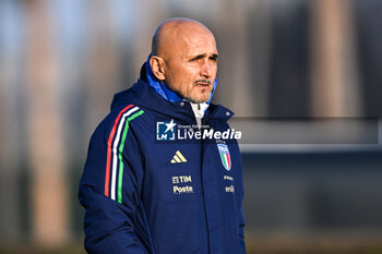 16/11/2024 - Head coach of Italy Luciano Spalletti looks on during a Italy training session at BPER Training Centre at Appiano Gentile on November 16, 2024 in Como, Italy - ITALY TRAINING AND PRESS CONFERENCE - UEFA NATIONS LEAGUE - CALCIO