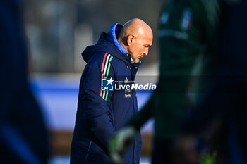 16/11/2024 - Head coach of Italy Luciano Spalletti looks on during a Italy training session at BPER Training Centre at Appiano Gentile on November 16, 2024 in Como, Italy - ITALY TRAINING AND PRESS CONFERENCE - UEFA NATIONS LEAGUE - CALCIO