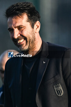 16/11/2024 - Gianluigi Buffon looks on during a Italy training session at BPER Training Centre at Appiano Gentile on November 16, 2024 in Como, Italy - ITALY TRAINING AND PRESS CONFERENCE - UEFA NATIONS LEAGUE - CALCIO