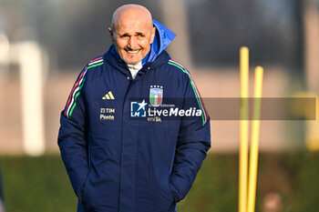 16/11/2024 - Head coach of Italy Luciano Spalletti looks on during a Italy training session at BPER Training Centre at Appiano Gentile on November 16, 2024 in Como, Italy - ITALY TRAINING AND PRESS CONFERENCE - UEFA NATIONS LEAGUE - CALCIO