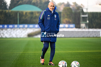 16/11/2024 - Head coach of Italy Luciano Spalletti looks on during a Italy training session at BPER Training Centre at Appiano Gentile on November 16, 2024 in Como, Italy - ITALY TRAINING AND PRESS CONFERENCE - UEFA NATIONS LEAGUE - CALCIO