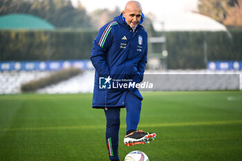 16/11/2024 - Head coach of Italy Luciano Spalletti in action during a Italy training session at BPER Training Centre at Appiano Gentile on November 16, 2024 in Como, Italy - ITALY TRAINING AND PRESS CONFERENCE - UEFA NATIONS LEAGUE - CALCIO