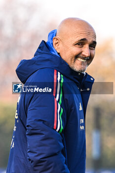 16/11/2024 - Head coach of Italy Luciano Spalletti looks on during a Italy training session at BPER Training Centre at Appiano Gentile on November 16, 2024 in Como, Italy - ITALY TRAINING AND PRESS CONFERENCE - UEFA NATIONS LEAGUE - CALCIO