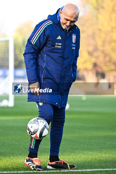 16/11/2024 - Head coach of Italy Luciano Spalletti in action during a Italy training session at BPER Training Centre at Appiano Gentile on November 16, 2024 in Como, Italy - ITALY TRAINING AND PRESS CONFERENCE - UEFA NATIONS LEAGUE - CALCIO