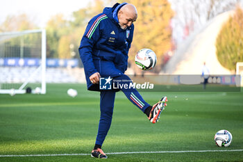 16/11/2024 - Head coach of Italy Luciano Spalletti in action during a Italy training session at BPER Training Centre at Appiano Gentile on November 16, 2024 in Como, Italy - ITALY TRAINING AND PRESS CONFERENCE - UEFA NATIONS LEAGUE - CALCIO