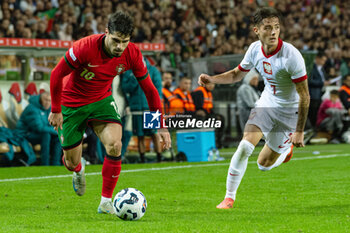 2024-11-15 - Pedro Neto of Portugal and Kacper Urbanski of Poland during the UEFA Nations League, League phase, Matchday 5 football match between Portugal and Poland on 15 November 2024 at Estádio do Dragão in Porto, Portugal - FOOTBALL - UEFA NATIONS LEAGUE - PORTUGAL V POLAND - UEFA NATIONS LEAGUE - SOCCER