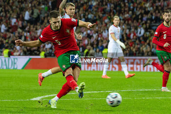 2024-11-15 - Diogo Dalot of Portugal during the UEFA Nations League, League phase, Matchday 5 football match between Portugal and Poland on 15 November 2024 at Estádio do Dragão in Porto, Portugal - FOOTBALL - UEFA NATIONS LEAGUE - PORTUGAL V POLAND - UEFA NATIONS LEAGUE - SOCCER